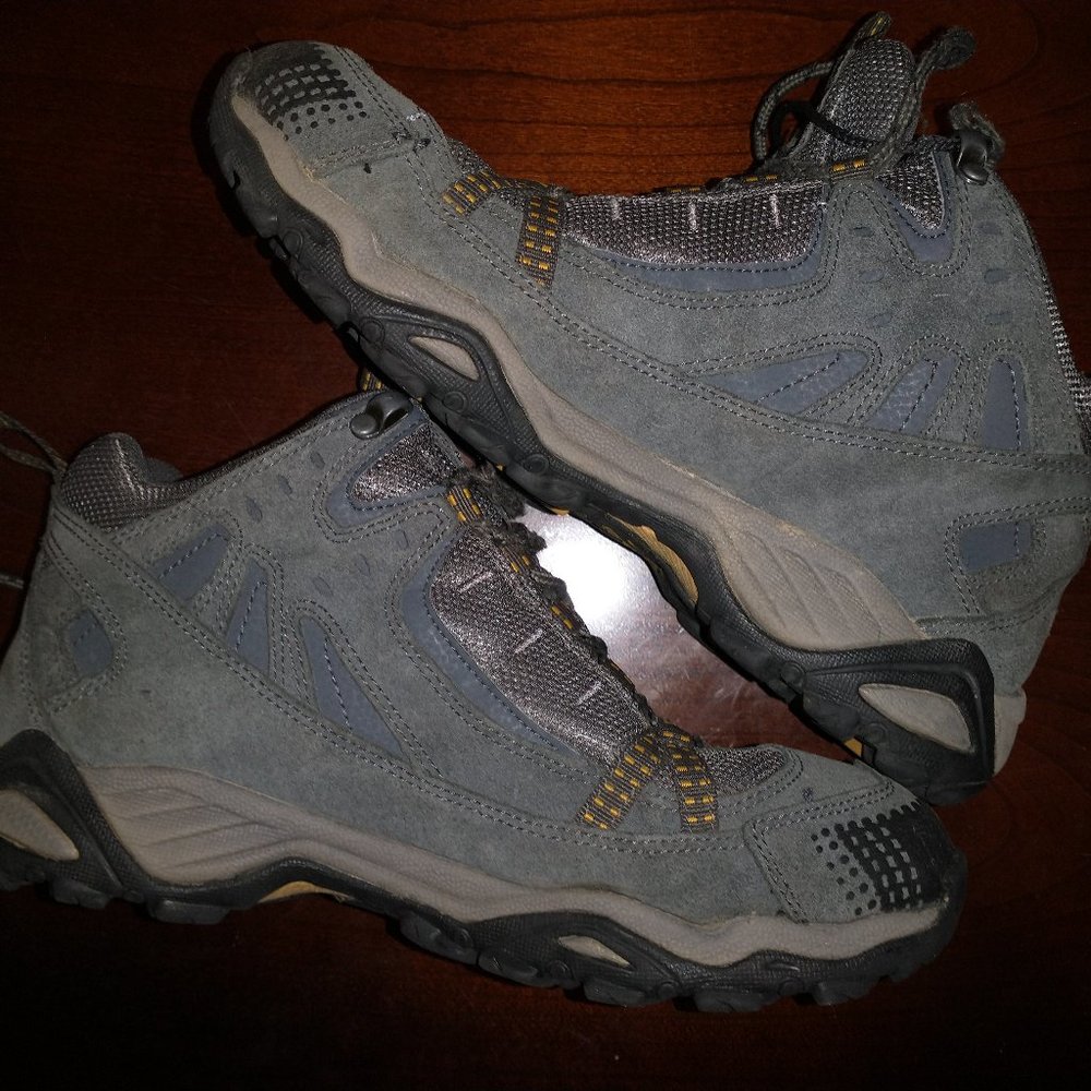 COLUMBIA BOOTS... LIKE NEW